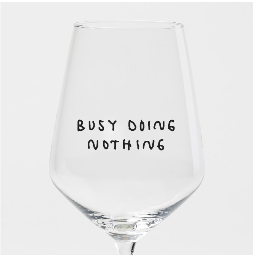 "Busy Doing Nothing" Weinglas by Johanna Schwarzer × selekkt