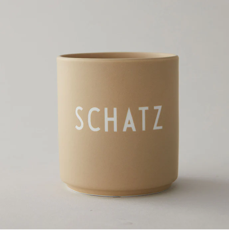 Becher Schatz Beige Design Letters